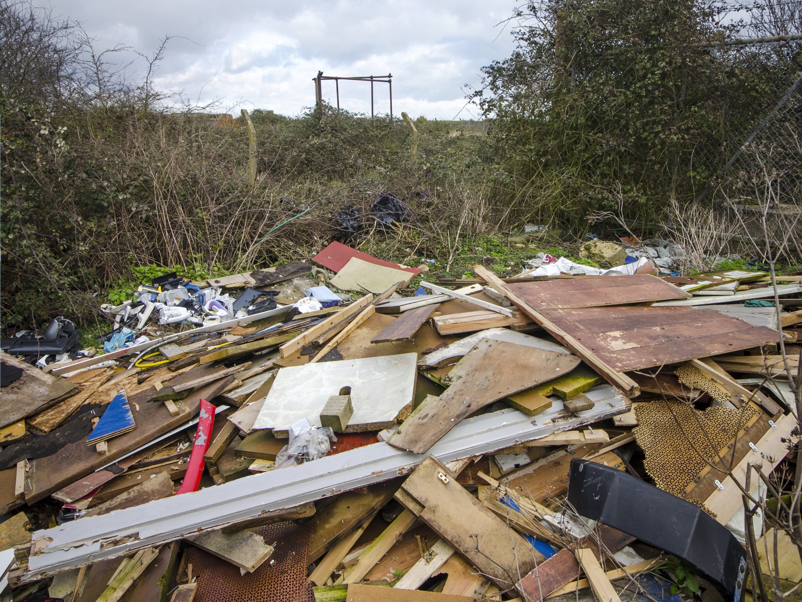 Weekly News Round-Up: Fly tipping, landfill reform and rising waste crime L&S Waste Management