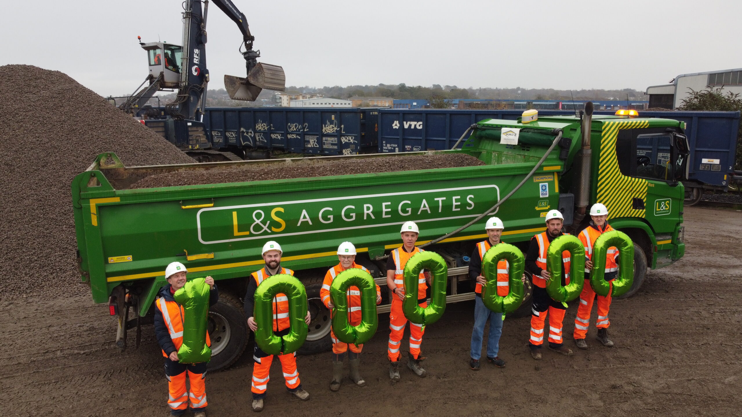 L&S SAVES 13,000 TONNES OF CO₂BY REMOVING 35,000 LORRIES FROM SOUTHAMPTON’s ROADS L&S Waste Management L&S SAVES 13,000 TONNES OF CO₂BY REMOVING 35,000 LORRIES FROM SOUTHAMPTON’s ROADS L&S Waste Management